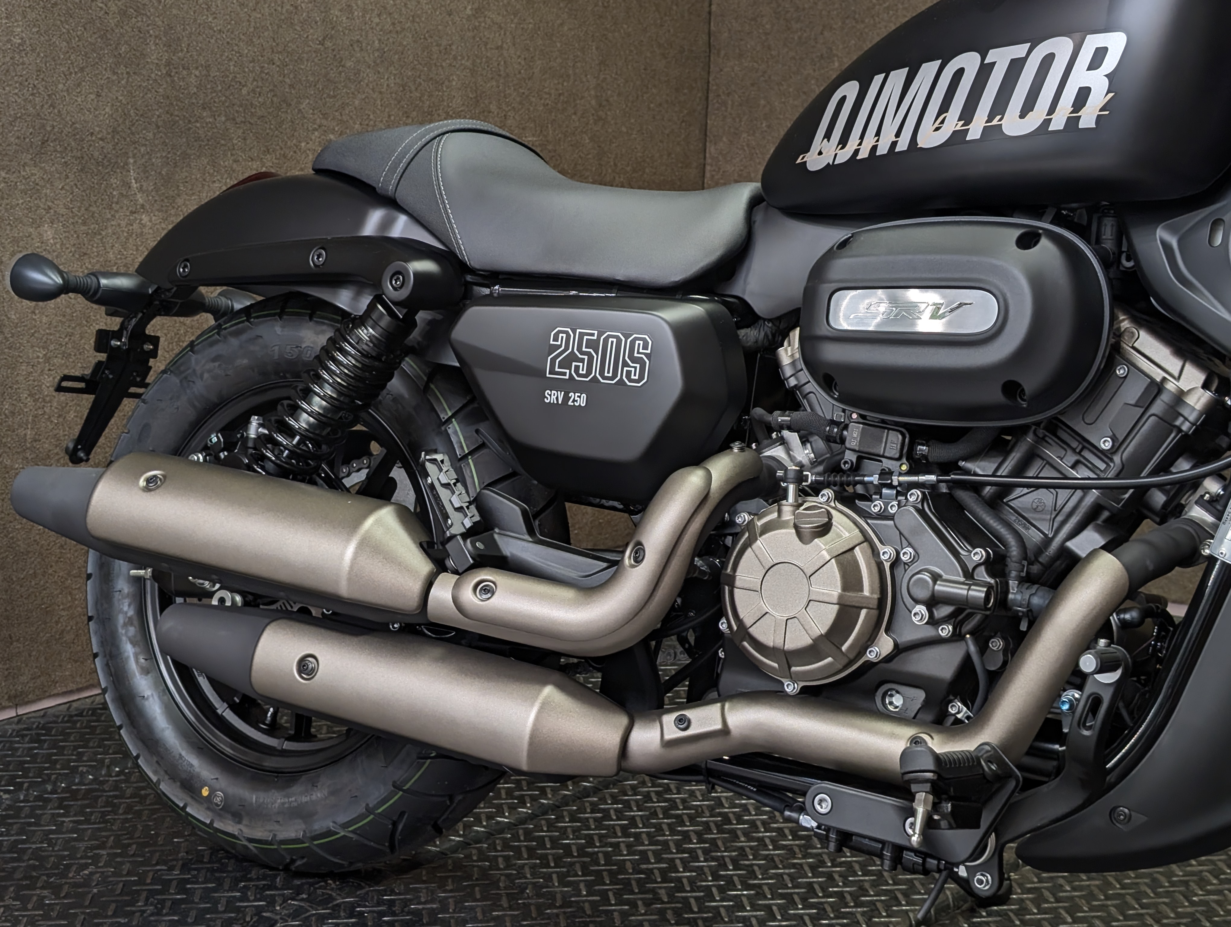 バイク SRV250 SRV 250/QJモーター 唯一無二のVツインエンジン.シート高700mm.車重